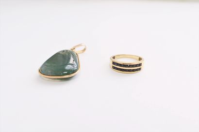  Lot de deux bijoux en or 18K (750) comprenant : une bague sertie de pierres bleues,...