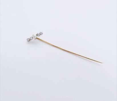  18K (750) gold lapel pin set with a pearl between 4 round old-cut diamonds. Gross...