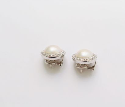 null Paire de boucles d'oreilles en or gris 18K (750), chacune ornée d'une perle...