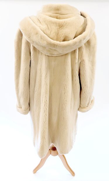 null Long coat in beige shaved rabbit, with hood. Pockets, button closure.