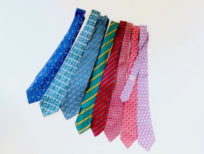 HERMÈS Paris. Lot de 8 cravates en soie.
