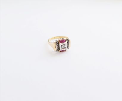  18K (750) gold ring, set with a round old-cut diamond between two lines of rose-cut...