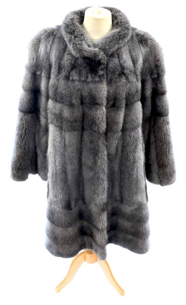 null Long coat in grey mink. Pockets and hook and eye closure.