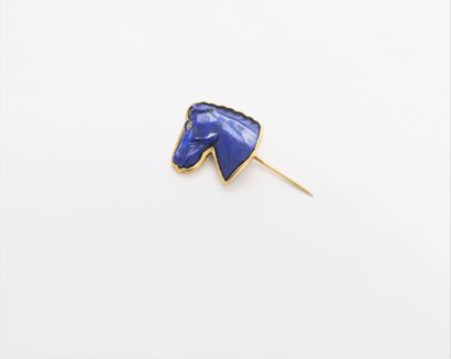  Lapel pin in 18K (750) gold with a lapis lazuli horse protome. Gross weight : 6,3...