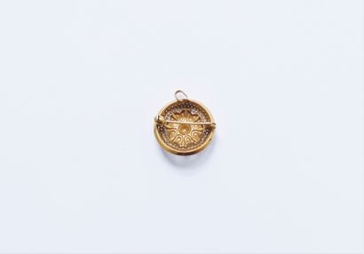 null 18K (750) gold pendant brooch decorated with lotus flowers. French work. Diameter...