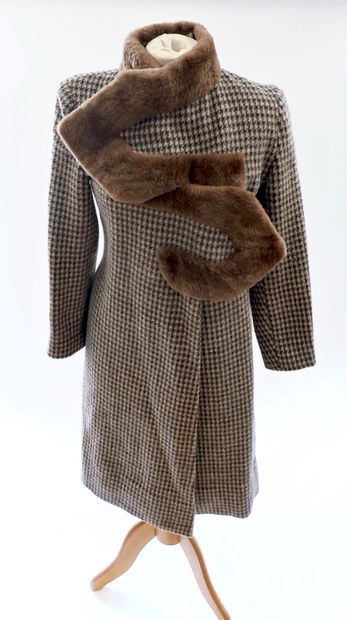 null Lucien LELONG, 16 Avenue Matignon, Registered design. Houndstooth wool coat...