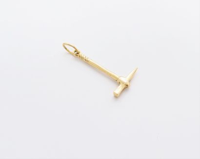 Companion pendant in 18K gold representing a pick. Weight : 3 g