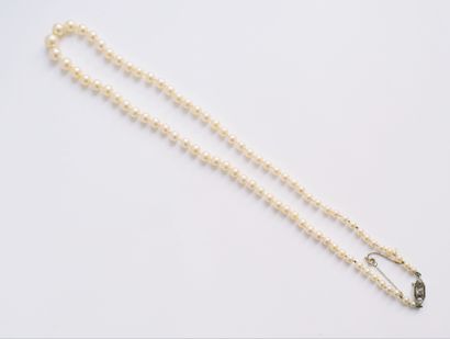  Collier de perles de culture en chute, fermoir en or gris 18K (750) serti de 3 diamants...