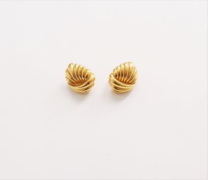  Pair of 18K (750) gold earrings, hollow, gadrooned. French work. Height : 2,3 cm...