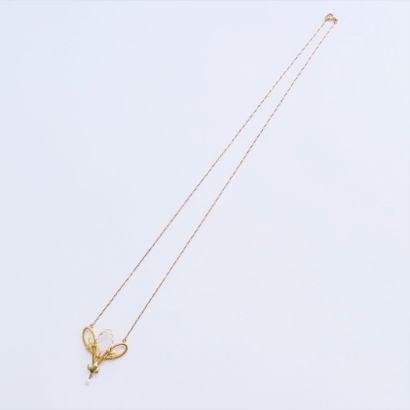 null A two-tone 18K (750) gold necklace, decorated with a stylized floral design...