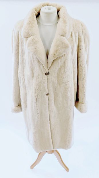 null Long coat in beige shaved rabbit, with hood. Pockets, button closure.