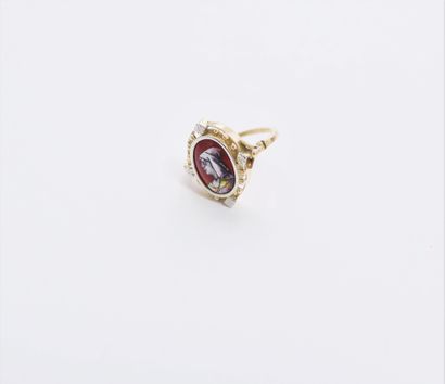 An 18K (750) gold ring with a polychrome...