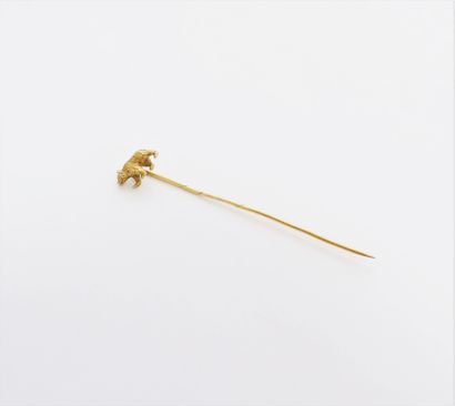 18K (750) gold lapel pin with a bear. Weight...