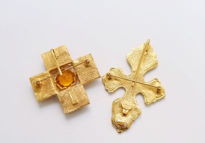 null Set of two gilt metal pendant brooches, one drawing an enamelled cross centred...