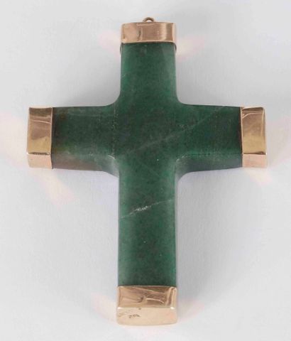  Croix en quartz aventuriné vert monté en or 14K (585). 
Hauteur : 6,3 cm environ....