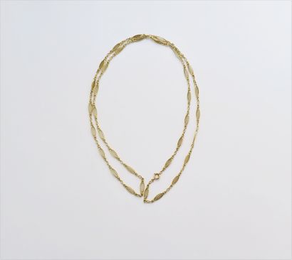 Long collier en or 18K (750), maillons ovales...