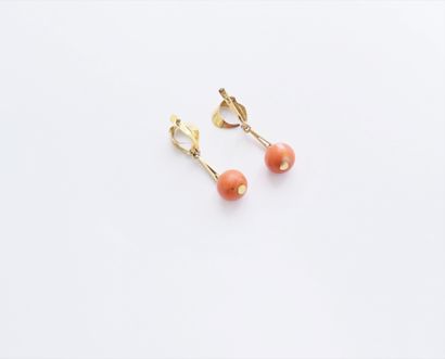 Pair of 18K (750) gold earrings, each with a coral bead. Weight : 5,6 g