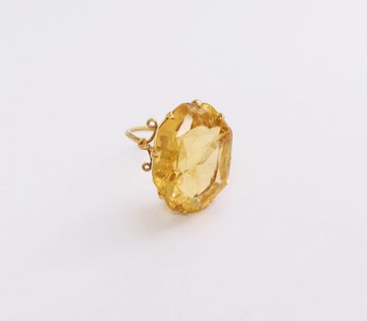 null 18K (750) gold ring, set with an octagonal citrine. Finger size : 51. Gross...