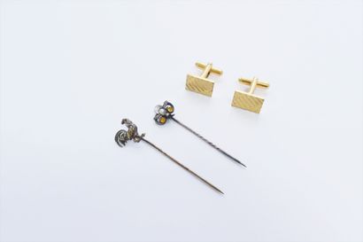  Set of 2 silver lapel pins. Weight : 2,3 g (a pair of gilded metal cufflinks is...