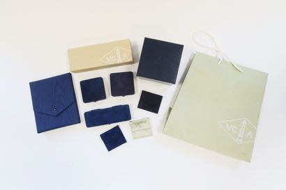 null VAN CLEEF & ARPELS. Lot including: 4 various cases, 2 suede pouches and 1 silk...