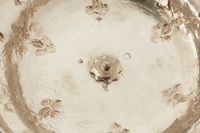 null AIX-EN-PROVENCE 1770
Couvercle d’écuelle en argent, la bordure polylobée soulignée...