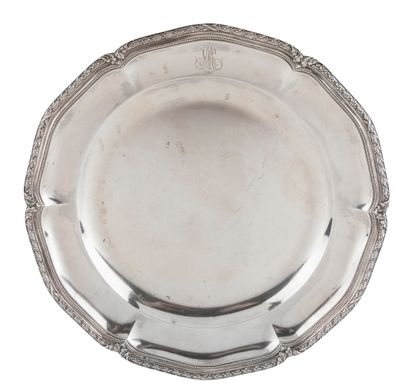 null PARIS XXth CENTURYSet of
two silver dishes, the first circular, the second oval,...