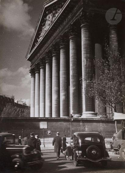  Brassaï (Gyula Halasz, dit) (1899 - 1984) Église de la Madeleine. Paris, c. 1935....