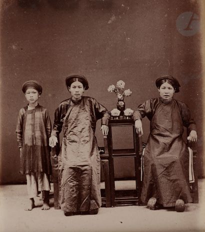 null Photographe non identifié (famille de métropolitains français au Vietnam) 
Indochine...