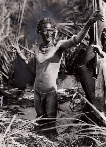null 
Hugo Bernatzik (1897 - 1953) 

Sudan. Nuer people, 1927. 

Bahr el Zeraf. Warriors....
