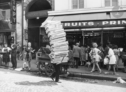 null Robert Doisneau (1912 - 1994) 
Rue Lepic, c. 1960. 
Silver print from the period....