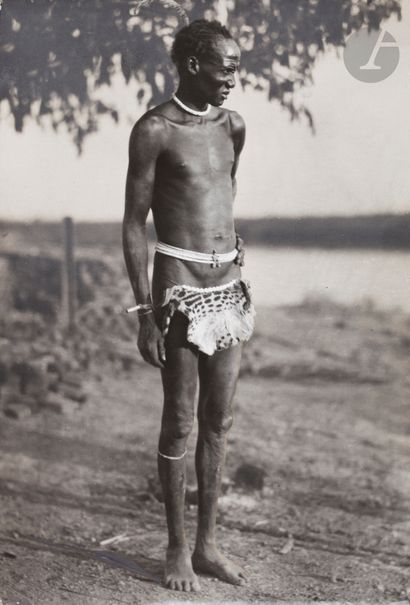 null Hugo Bernatzik (1897 - 1953) 
Sudan. Dinka people, 1925 - 1927. 
Warriors. Breastfeeding....