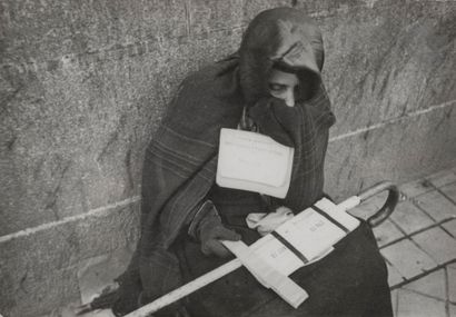 null Henri Cartier-Bresson (1908 - 2004) 
Mendiant. Madrid, Espagne, 1933. 
Épreuve...