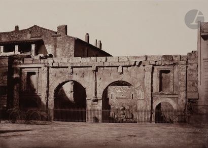  Édouard Baldus (1813-1889) Nîmes. Porte d’Auguste, c. 1860. Épreuve sur papier salé-albuminé,...