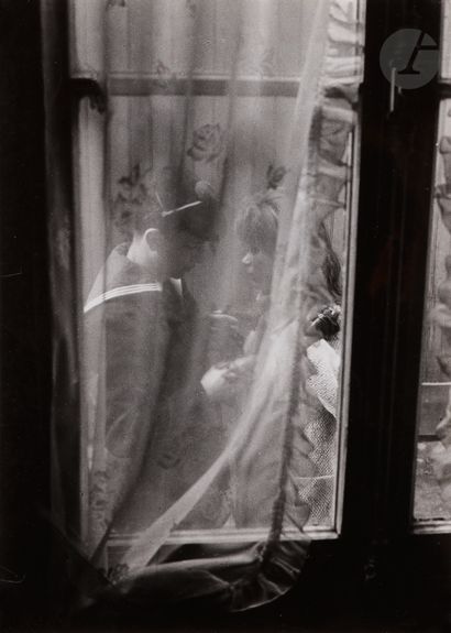 null Willy Ronis (1910 - 2009) 
Les adieux, 1963. 
Épreuve argentique d’époque. Tampon...