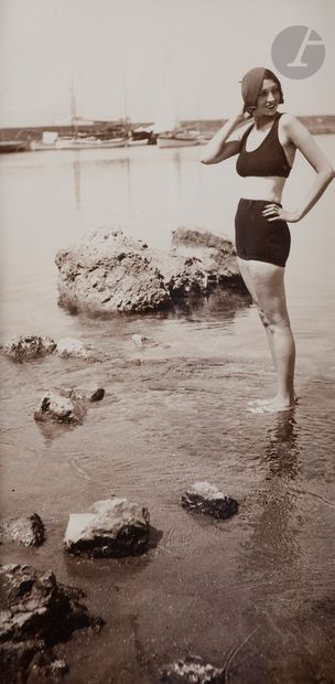  Jacques-Henri Lartigue (1894 - 1986) Renée Perle sur la plage à Cannes, c. 1930....