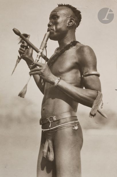 null Hugo Bernatzik (1897 - 1953) 
Sudan. Niambara people, 1927. 
Breastfeeding....