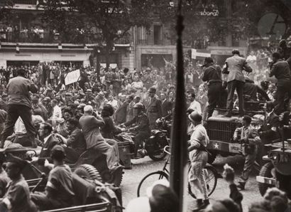 null Robert Doisneau (1912 - 1994) 
Le général de Gaulle sur les Champs-Élysées,...