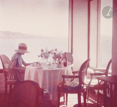  Jacques-Henri Lartigue (1894 - 1986) Bibi dans le nouveau restaurant d’Eden Roc...
