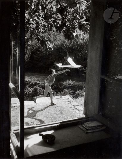 null Willy Ronis (1910 - 2009) 
Vincent aeromodeliste. Gordes, 1952. 
Silver print...