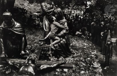 null Josef Koudelka (1938) 
Lourdes. France, 1973. 
Silver print (c. 2000), signed...