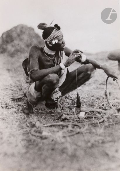 null Hugo Bernatzik (1897 - 1953) 
Sudan. Dinka people, 1925 - 1927. 
Warriors. Breastfeeding....