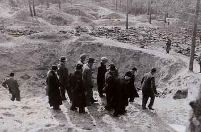  Unidentified German photographer Katyn massacre, spring 1943. Mass grave in the...