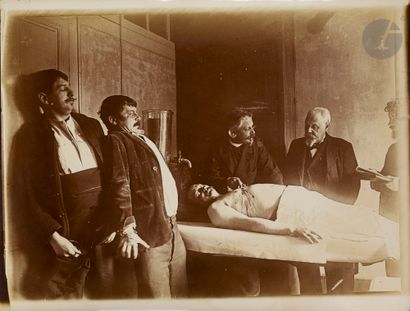  Photographe non identifié Roman photographique d’un meurtre, c. 1900. Neuf (9) épreuves...