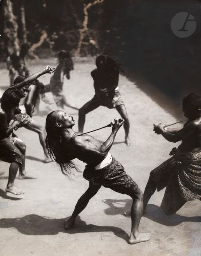null Hugo Bernatzik (1897 - 1953) 
Bali, 1936 - 1937. 
Danse Legong. Jeunes danseuses....