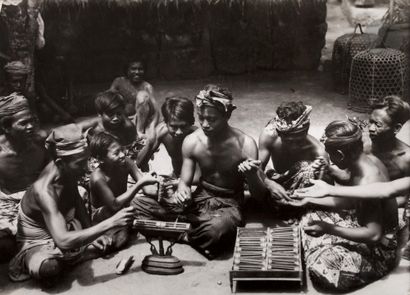 null Hugo Bernatzik (1897 - 1953) 
Bali, 1936 - 1937. 
Legong dance. Young dancers....