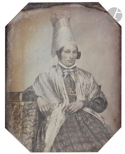 null Cercle d’Humbert de Molard 
Normande en costume, c. 1845. 
Daguerréotype, 1/2...