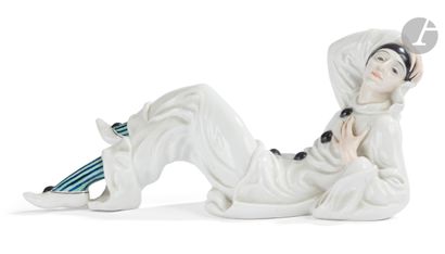 null Rosenthal
Figure de Pierrot allongé en porcelaine.
XXe siècle.
L. 33 cm