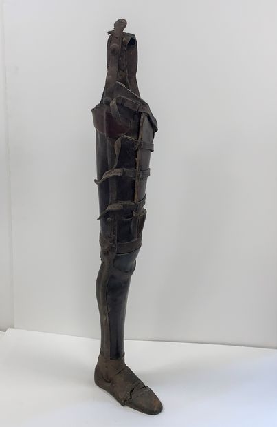 Leg prosthesis. 
In leather with articulated...