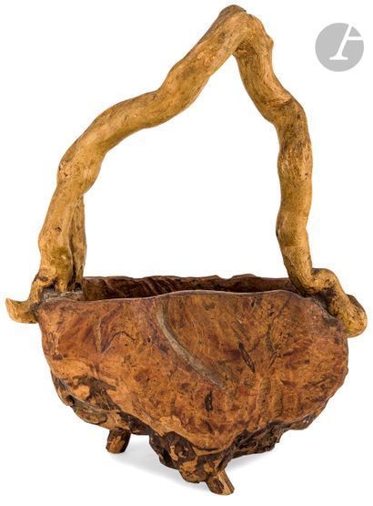null Monoxyle vine wood basket resting on three feet.
The handle is made of natural...