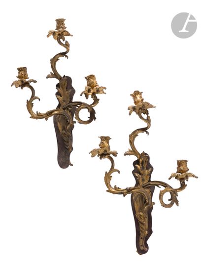  Trois appliques en bronze doré à trois lumières et décor de feuillages ; (percées...